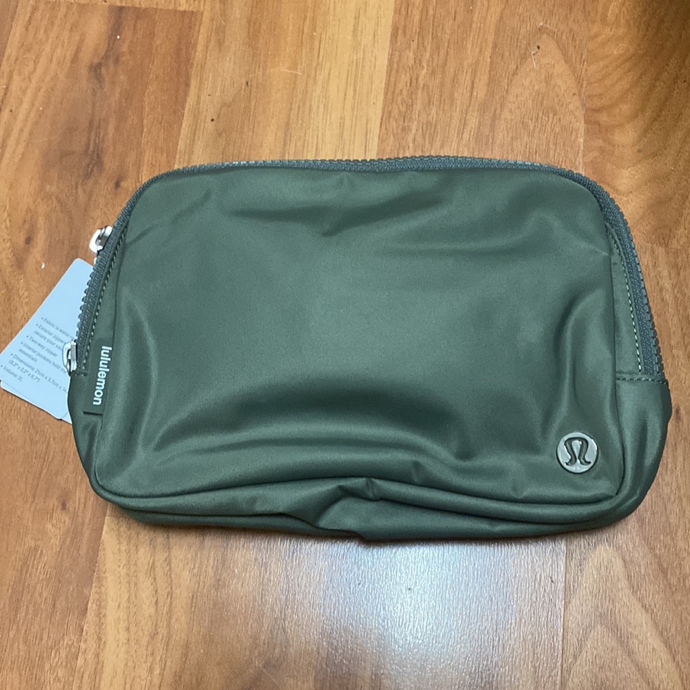 ❤️ Lululemon Large Everywhere Bag in Grey Sage New With Tags